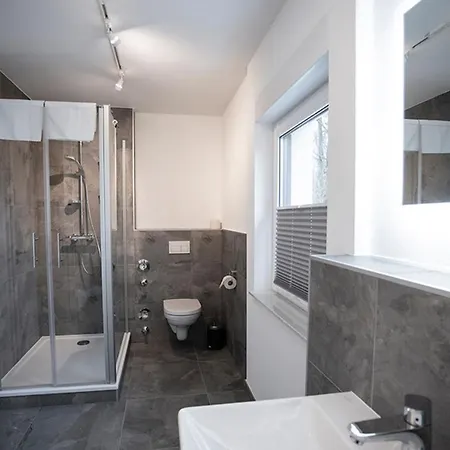 Q-Stall Apartments, Apartment Q5 بريلون